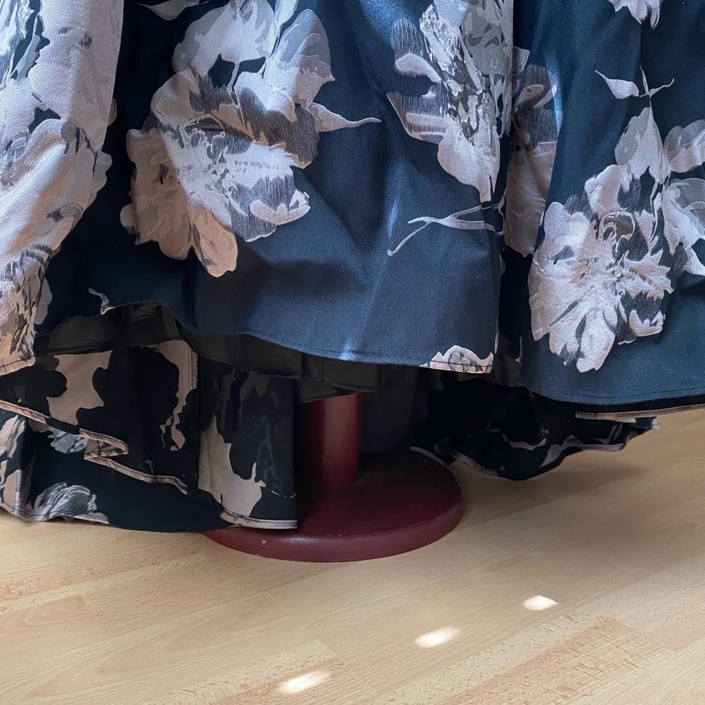 Dress - Picture 7 of 7